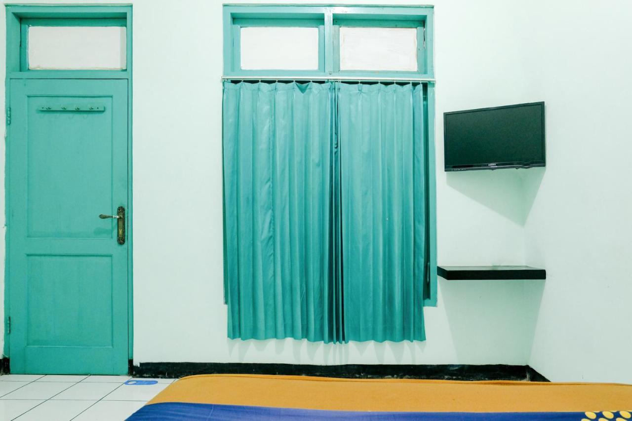 Hotel Taman Indah Madiun Luaran gambar