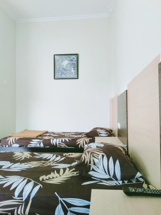 Hotel Taman Indah Madiun Luaran gambar