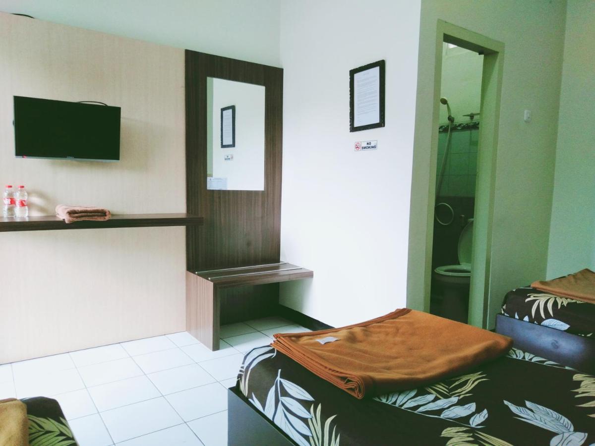 Hotel Taman Indah Madiun Luaran gambar