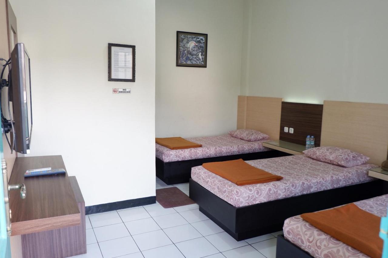 Hotel Taman Indah Madiun Luaran gambar