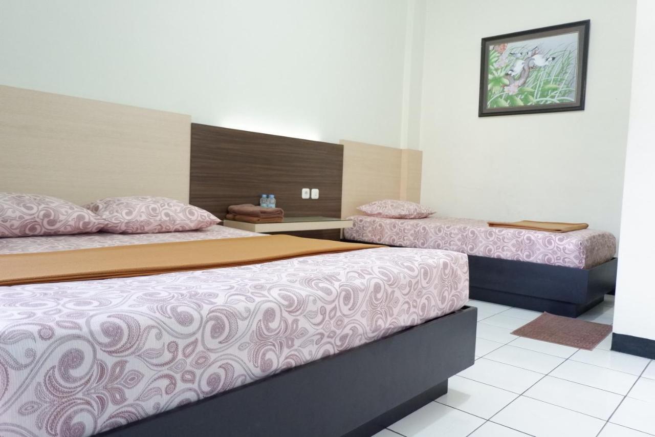 Hotel Taman Indah Madiun Luaran gambar