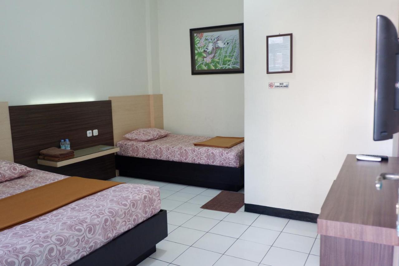 Hotel Taman Indah Madiun Luaran gambar