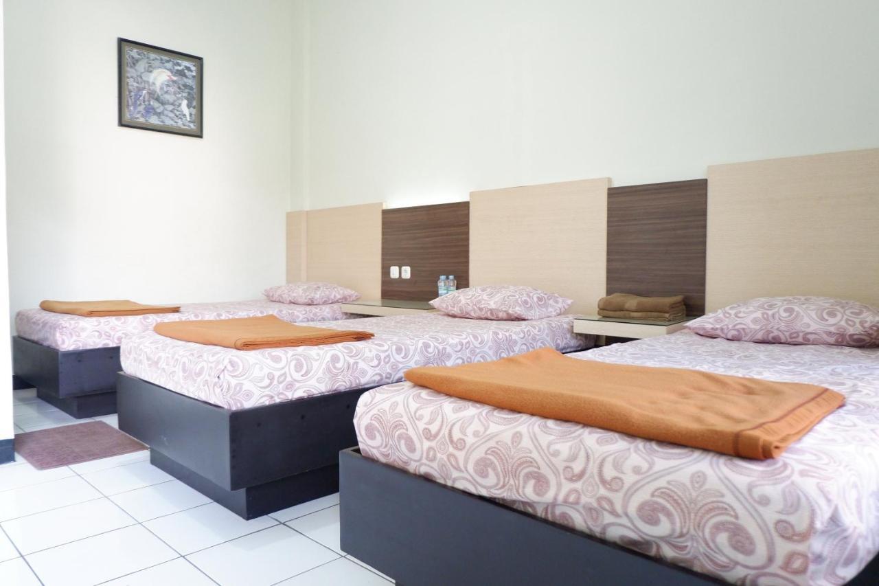 Hotel Taman Indah Madiun Luaran gambar