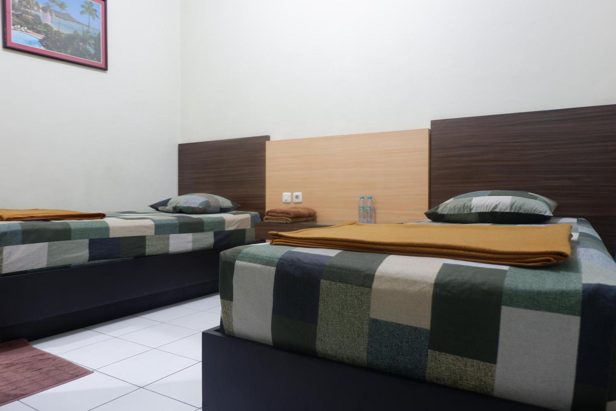 Hotel Taman Indah Madiun Luaran gambar