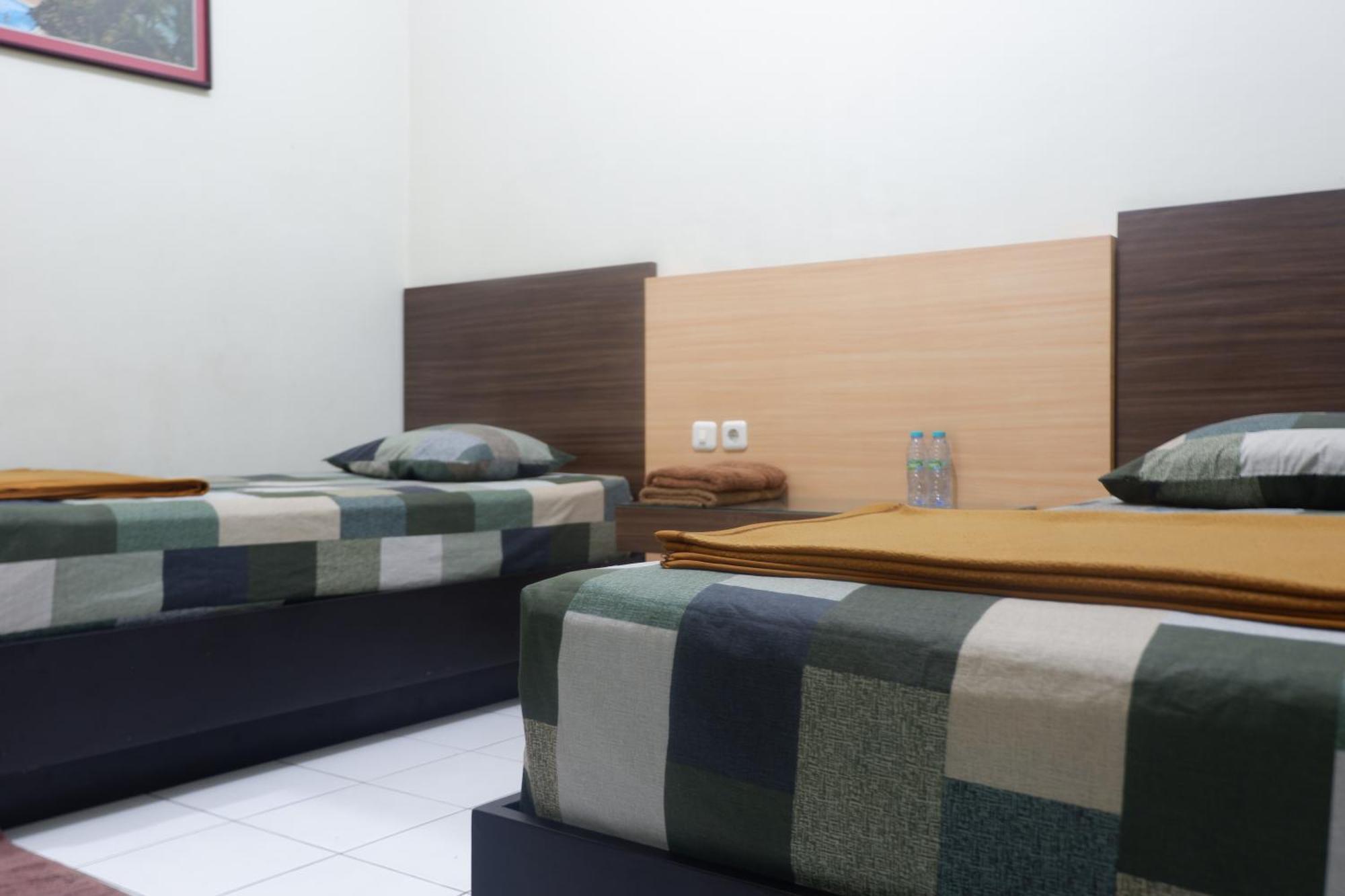 Hotel Taman Indah Madiun Luaran gambar