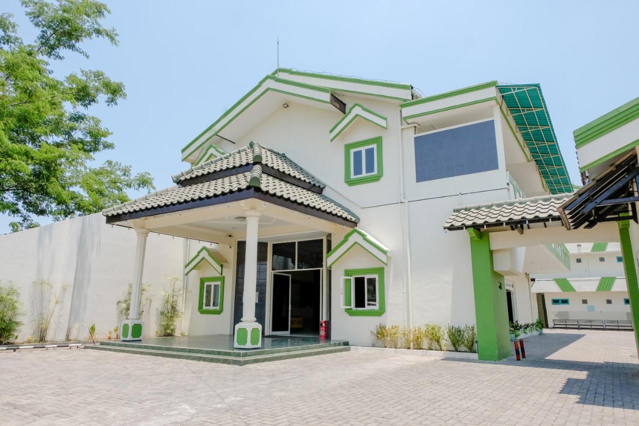 Hotel Taman Indah Madiun Luaran gambar