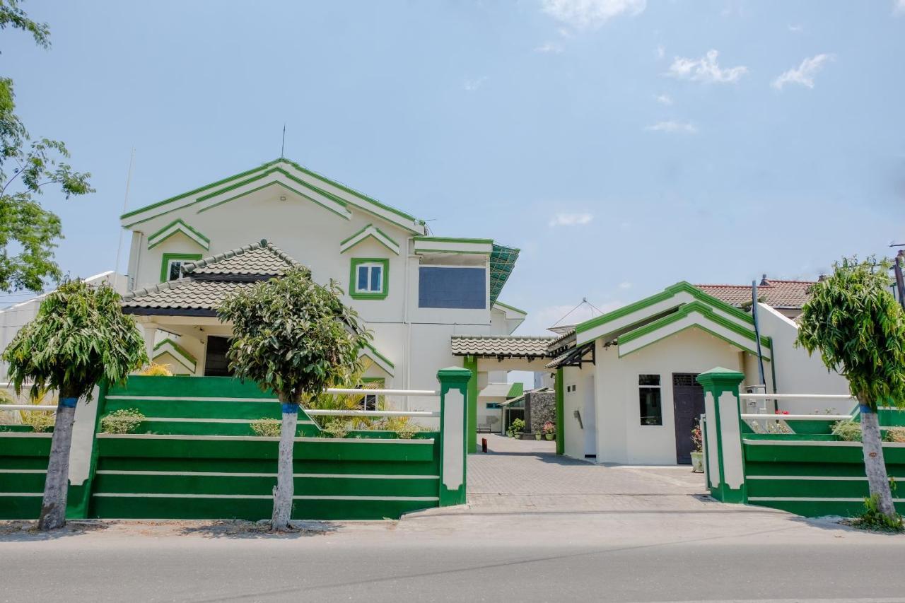 Hotel Taman Indah Madiun Luaran gambar